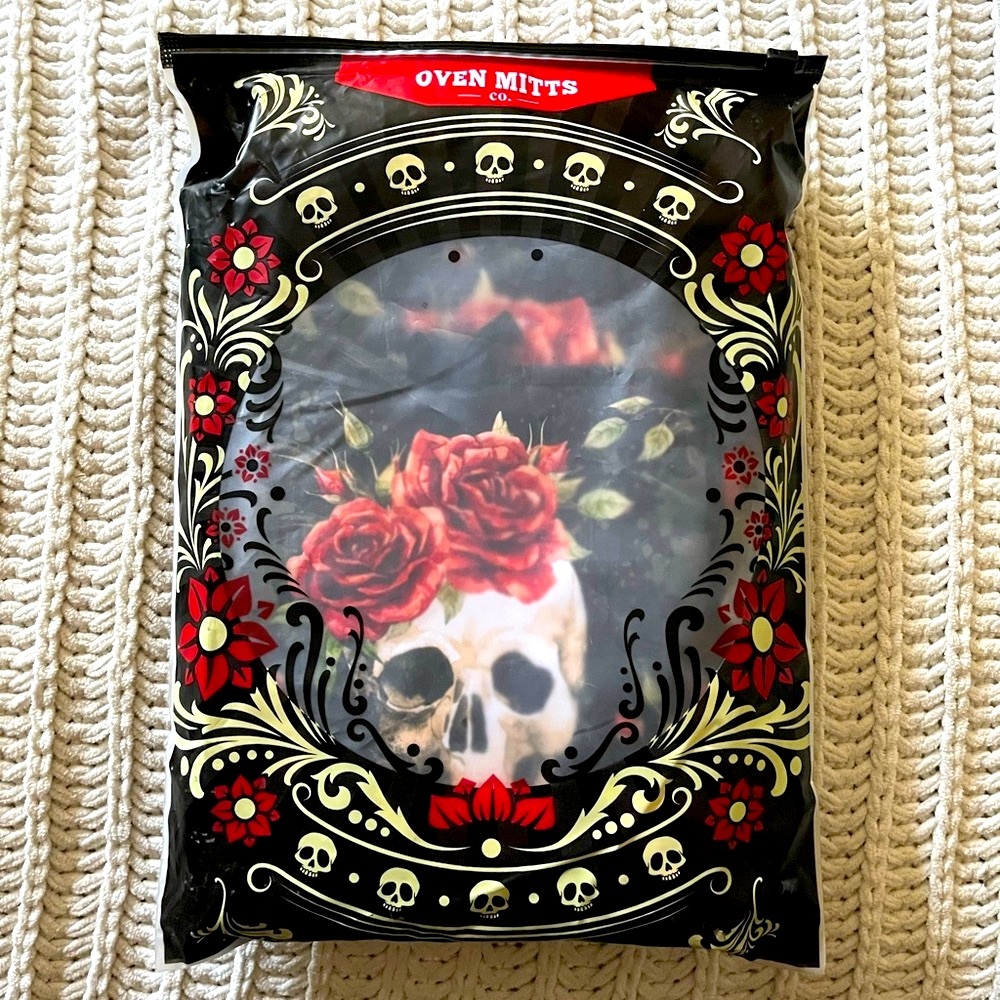 🌹Skulls & Roses Red Black Moody Cotton Printed Halloween Kitchen Oven Mitts🌹 - Picture 3 of 15